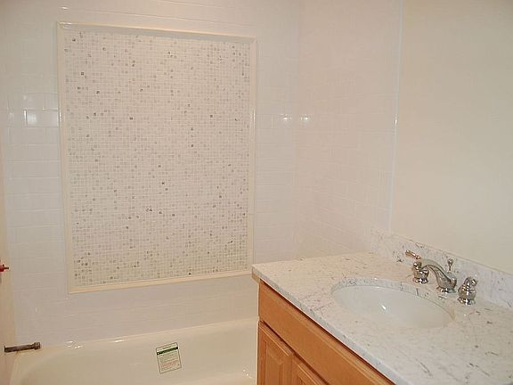 Bath in white, 3rd Br