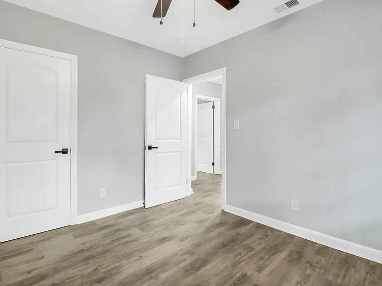 1513 E 37th St — Photo 13
