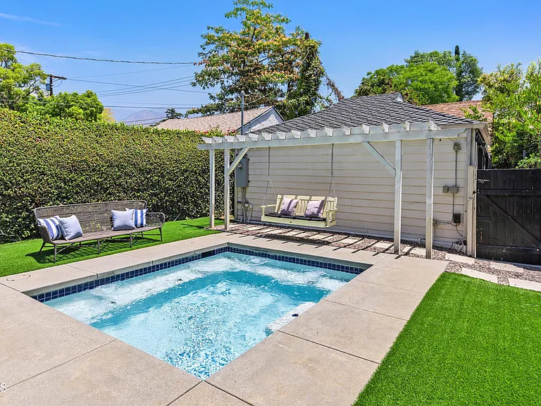 840 Victoria Dr — Photo 32