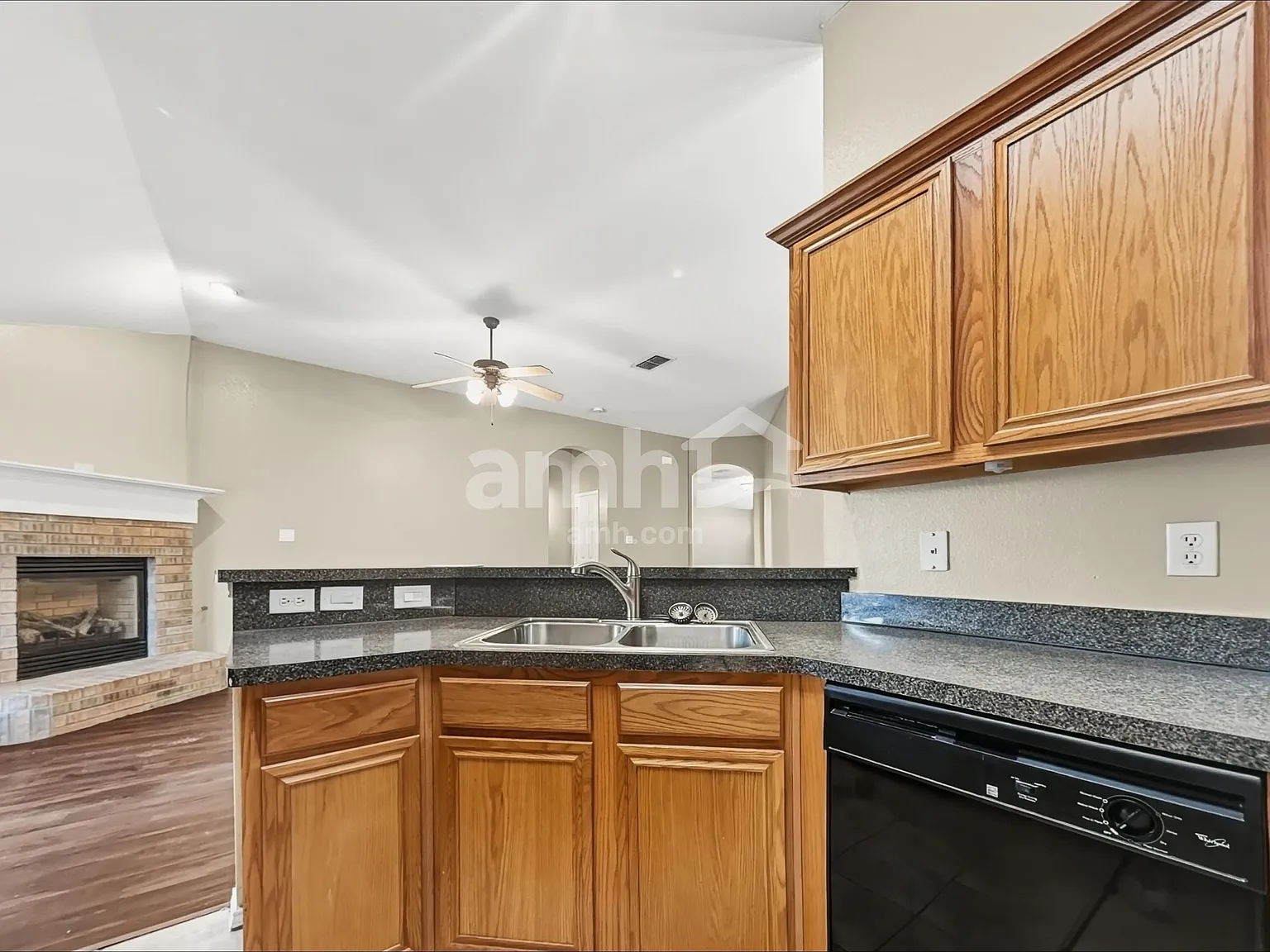 3 bed, 2.0 bath, 1779 sqft, $2,120 — Photo 4