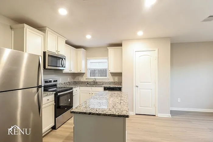 10405 Sweetwater Creek Dr — Photo 3