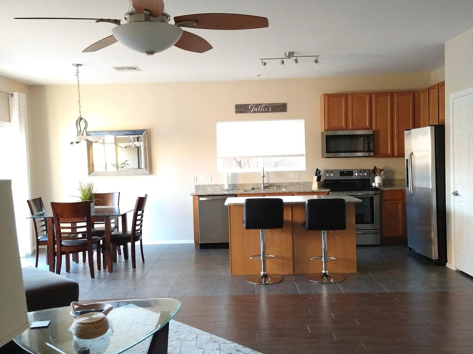 653 W Tanner Robert Pl — Photo 2