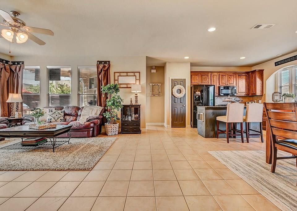 1st image of 3021 Pinecrest Dr