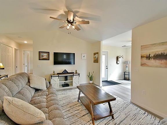 4th image of 325 Evelyne Ave. W
