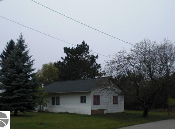 5th image of 207 Highland St