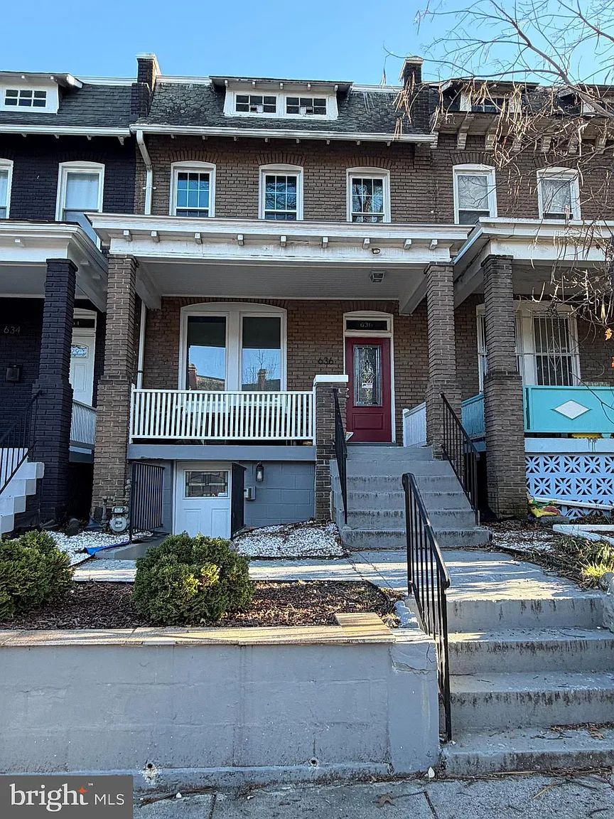 636 Kenyon St NW photo 1