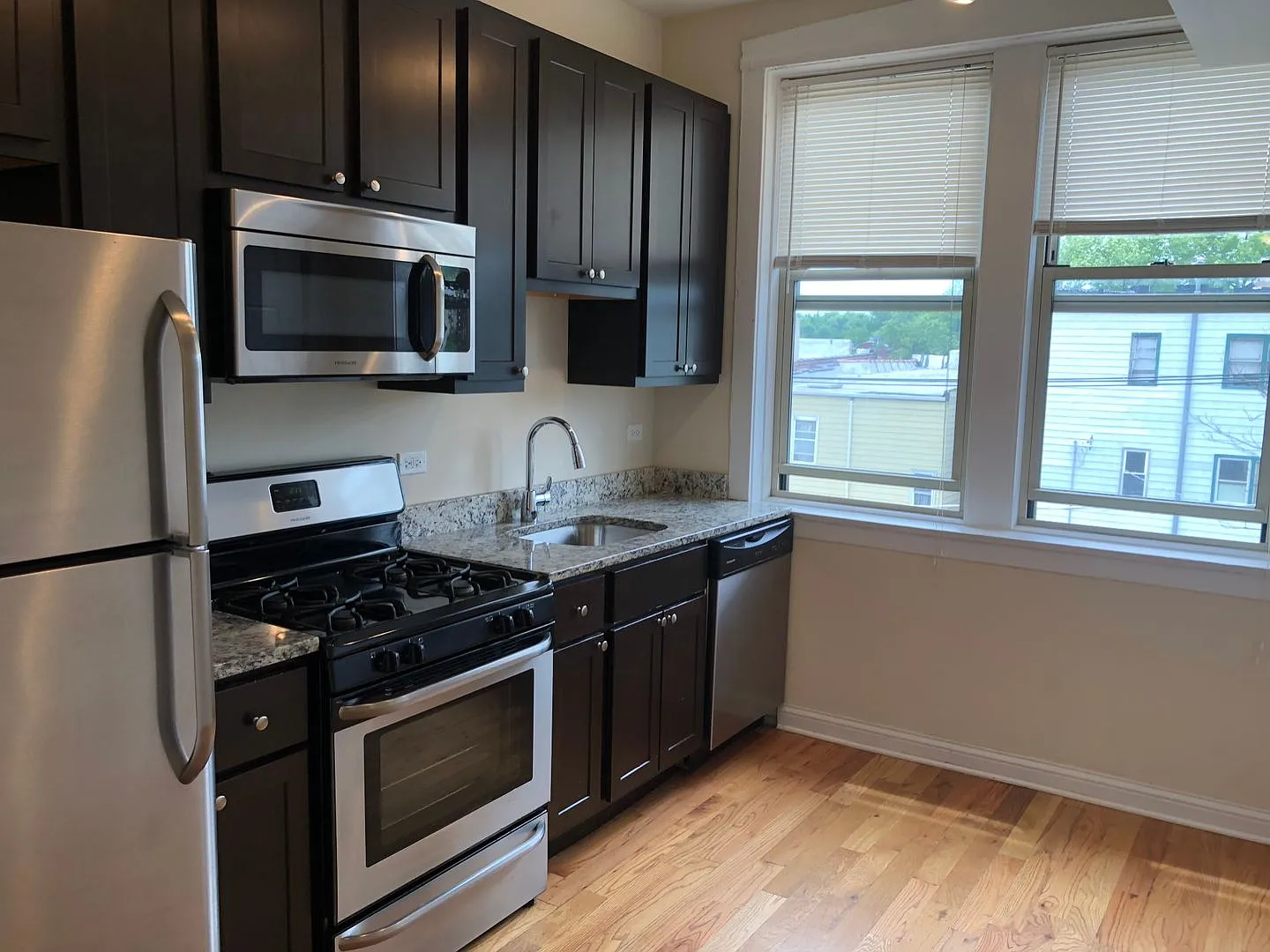 2 bed, 900 sqft, $1,950 — Photo 3