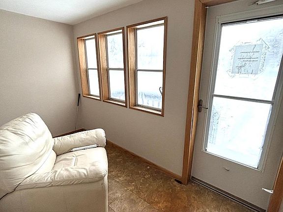 3rd image of 225 Kneale Ave N
