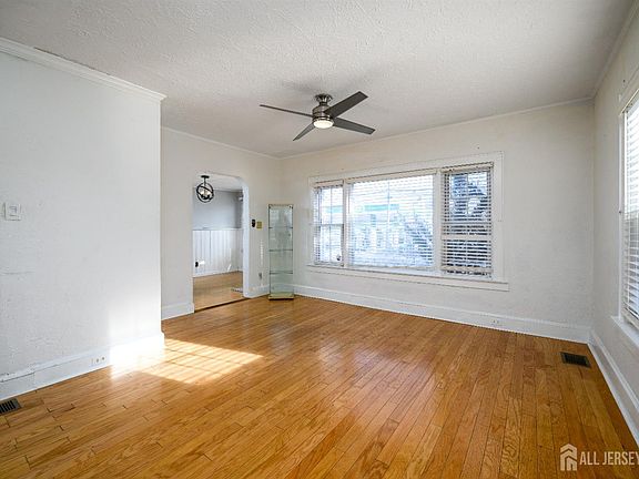 4th image of 154 Lower Main St