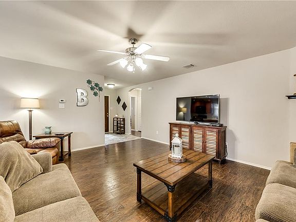 4th image of 2048 Kingsbridge Dr