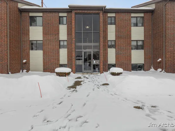 3368 Devonwood Hills Dr NE #B, Grand Rapids, MI 49525