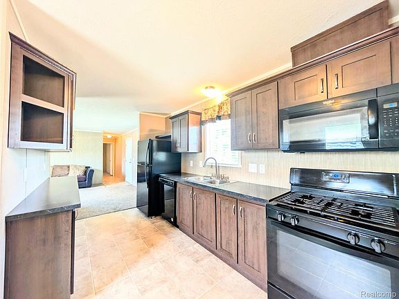 4th image of 17092 Canterbury Cir