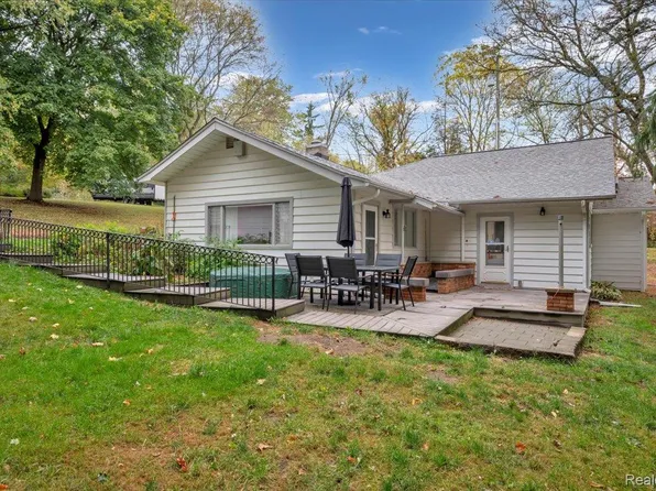 115 W Elmwood Ave, Leonard, MI 48367