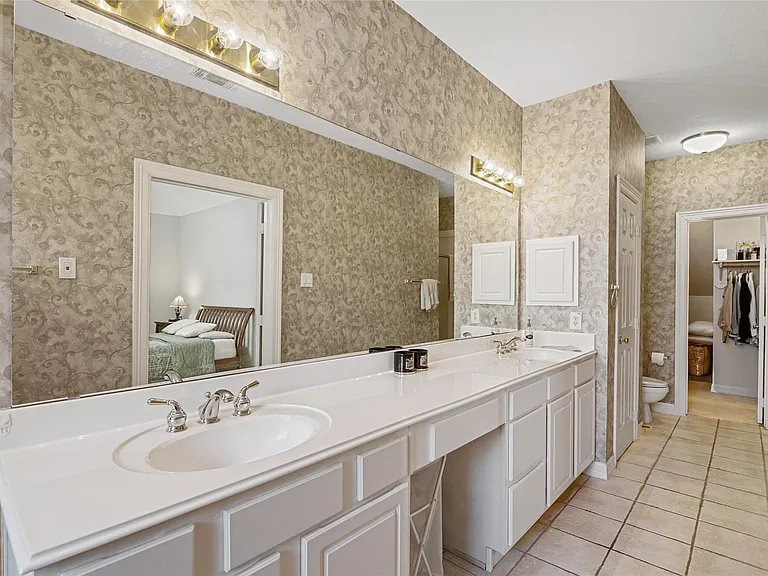 1014 Enclave Sq N — Photo 18