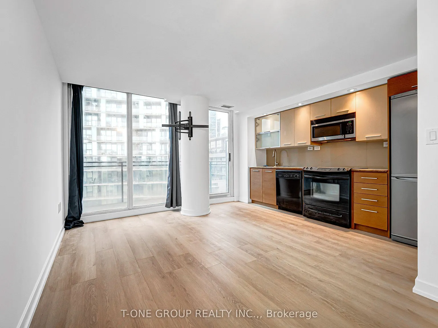 Luna Condominiums — Photo 2