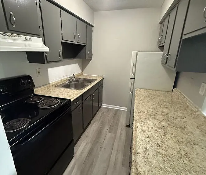 2021 Cambridge Dr #9 — Photo 2