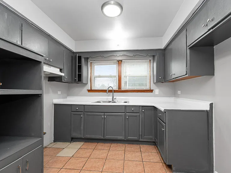 2320 W Garfield Blvd — Photo 15