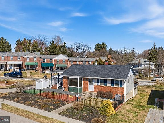 3rd image of 723 Braeside Rd