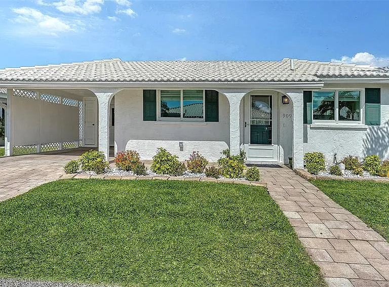 909 Spanish Dr N — Photo 4