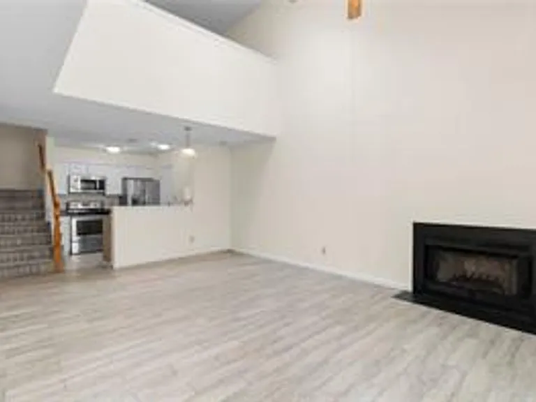 355 Lees Mill Dr — Photo 2