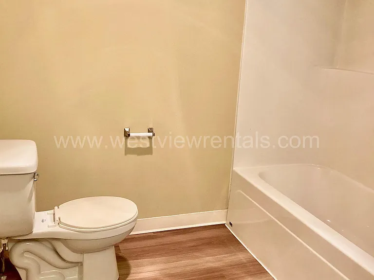 200 E Maple St — Photo 328