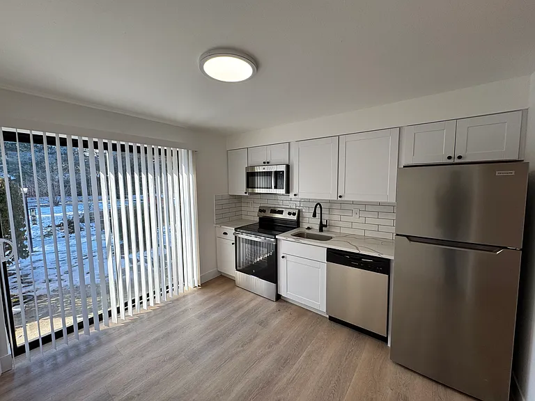733 Lepere Ave #B — Photo 1