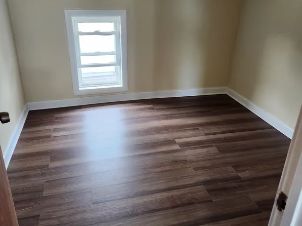 8 Clement St APT 2, Tiverton, RI 02878