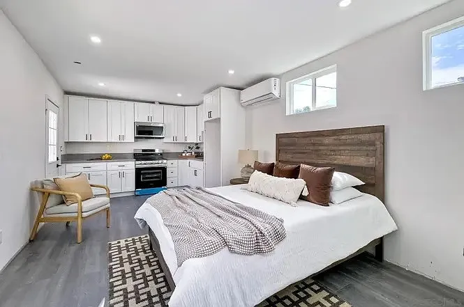 1059 Emory St #2 — Photo 2