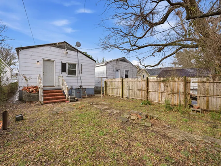126 Ash Ave — Photo 16
