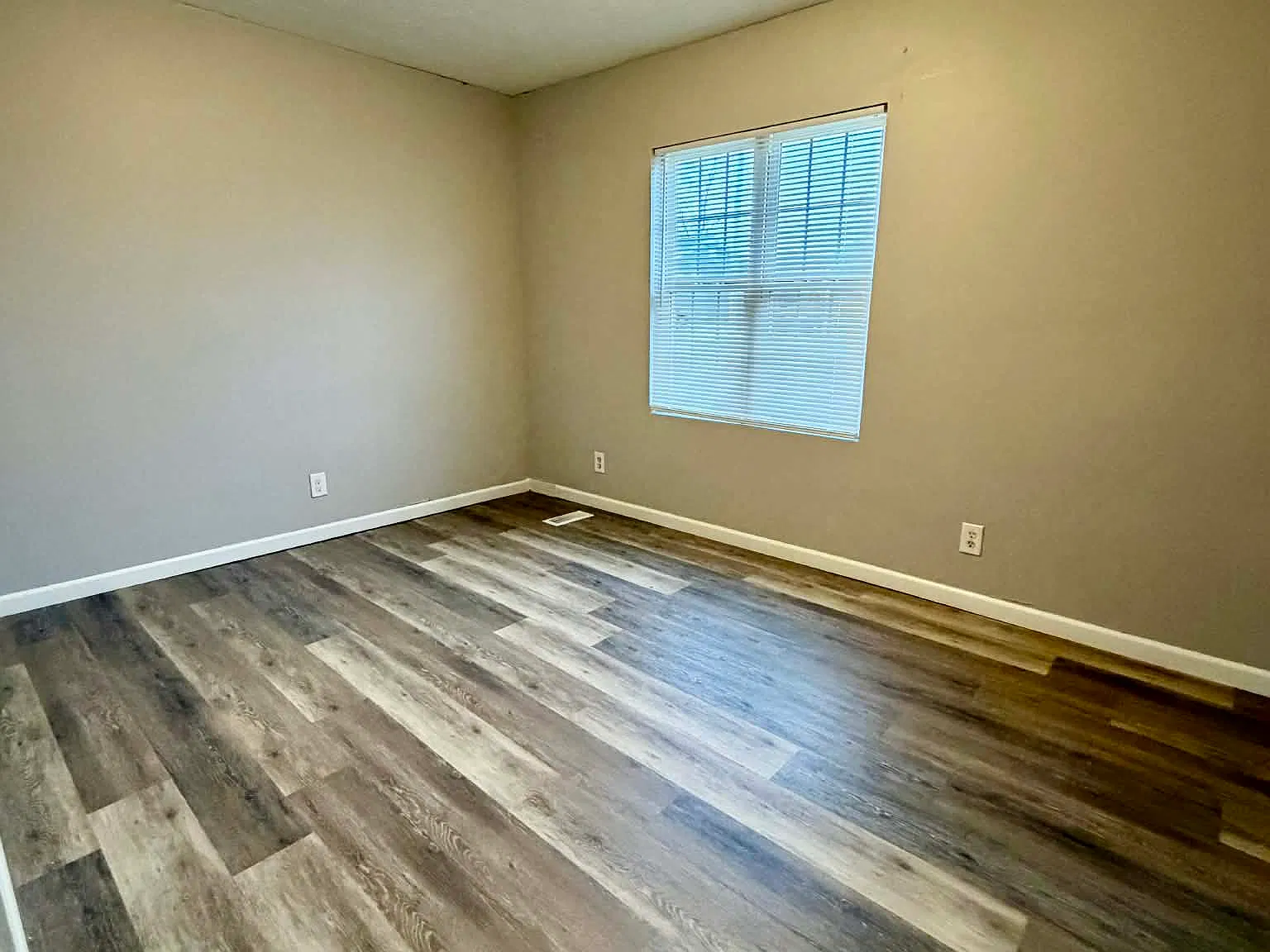 3 bed, 1100 sqft, $1,250 — Photo 2