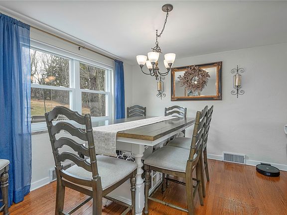 5th image of 276 Thompsonville Rd