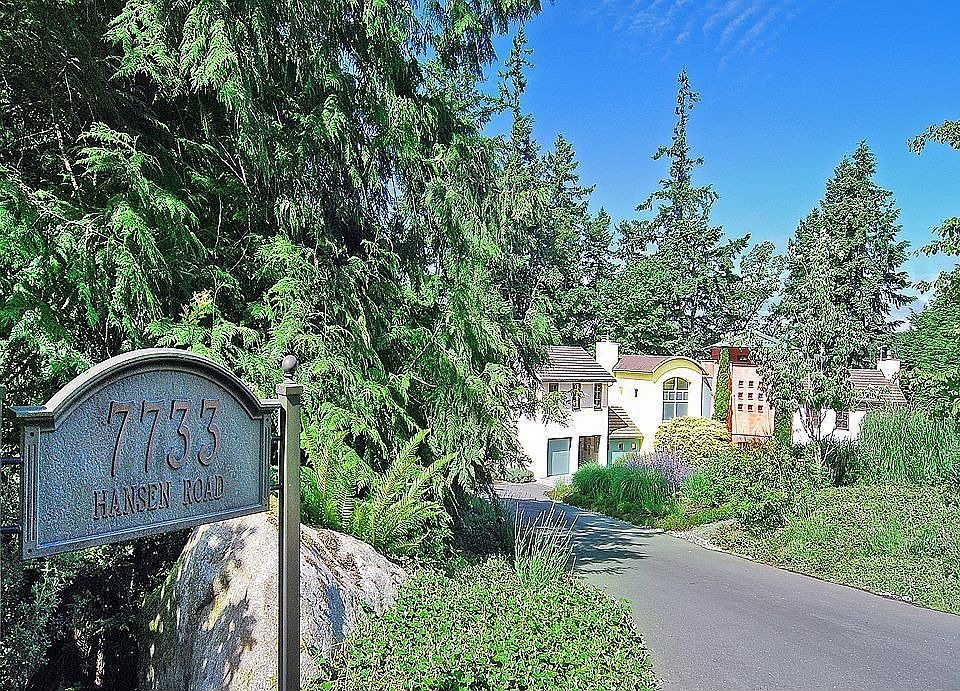 Entry from Hansen Rd