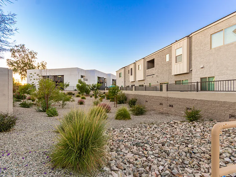 2134 W Harmont Dr — Photo 69