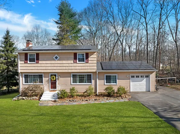 10 West Drive, Ledyard, CT 06335