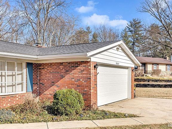 3rd image of 3665 E Robin Rd