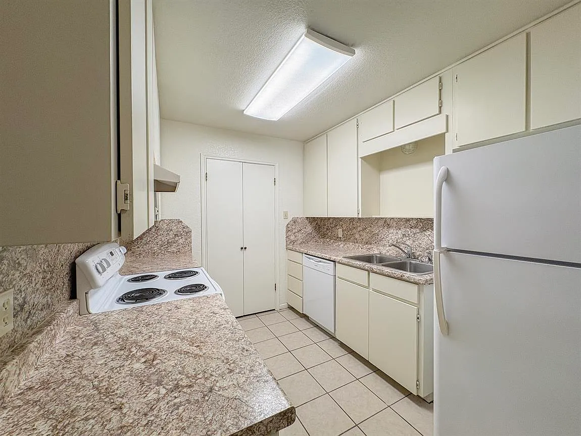 406 N Lp 121 — Photo 3