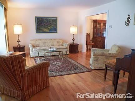 Big formal living room : 18.5 x13