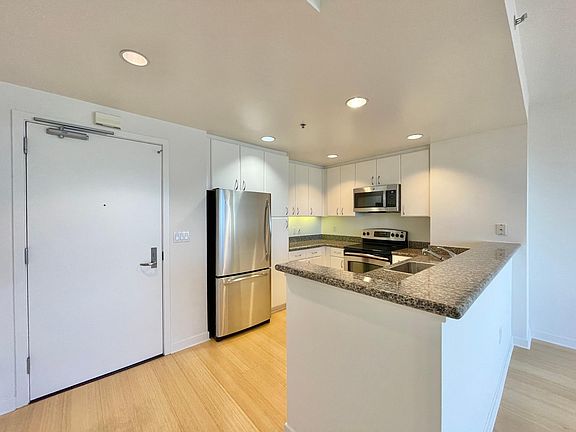 5th image of 250 King St Unit 876