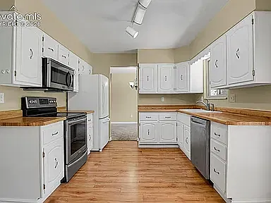 3 bed, 2.5 bath, 2328 sqft, $2,300 — Photo 3