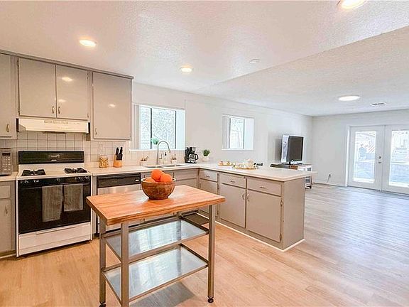 3rd image of 5851 Friends Ave #2