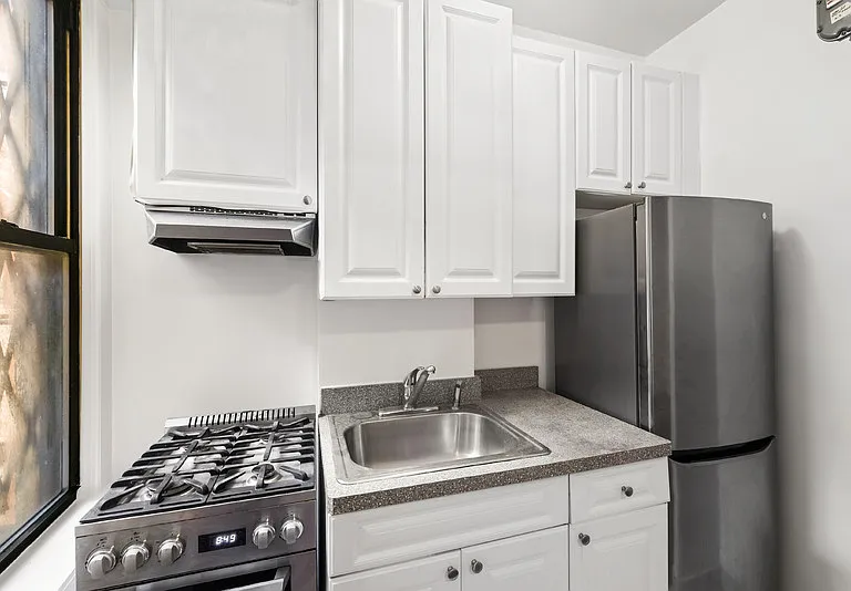 218 W 10th St #4G — Photo 6