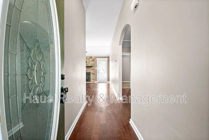3 bed, 2.0 bath, 1200 sqft, $1,750 — Photo 3