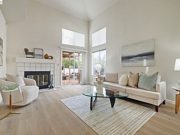 4th image of 44729 Lynx Dr