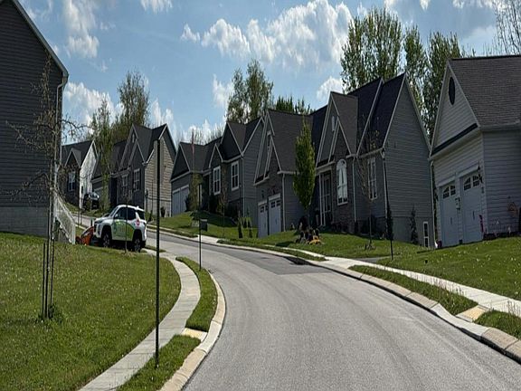 4th image of 32 Huntmaster Dr W