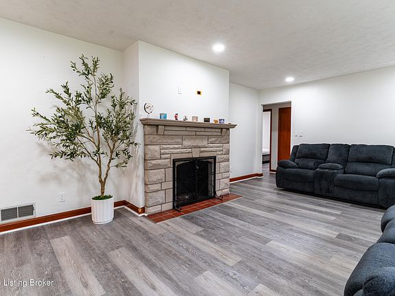 5th image of 2204 Garrs Ln