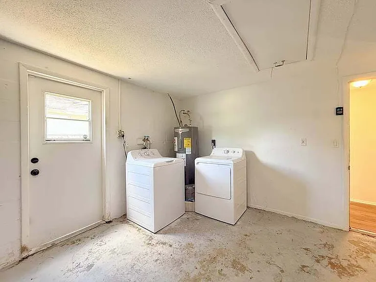 15839 Villa Dr — Photo 32
