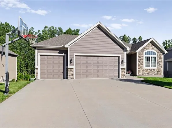 931 N Oak Ter, Tonganoxie, KS 66086