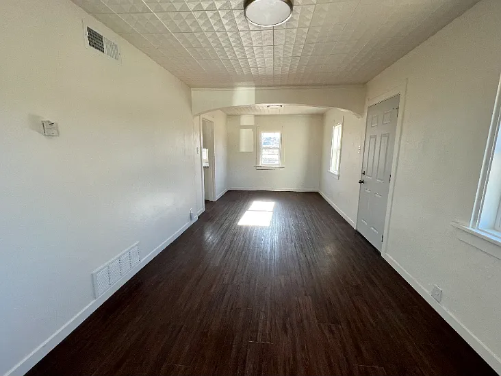 621 Evans Ave — Photo 3