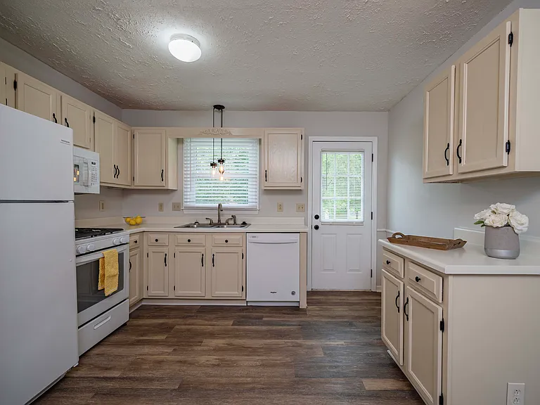2594 Exeter Dr — Photo 8