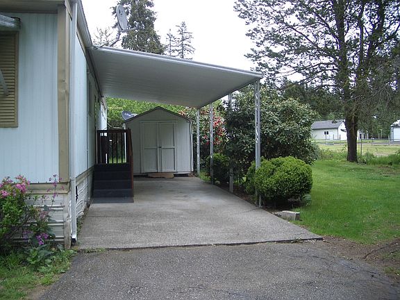 3rd image of 571 SE Crescent Dr